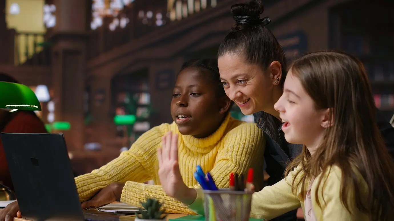 Multiethnische Studierende in der Bibliothek, die mit ihrem Mentor am Fernlernen teilnehmen.