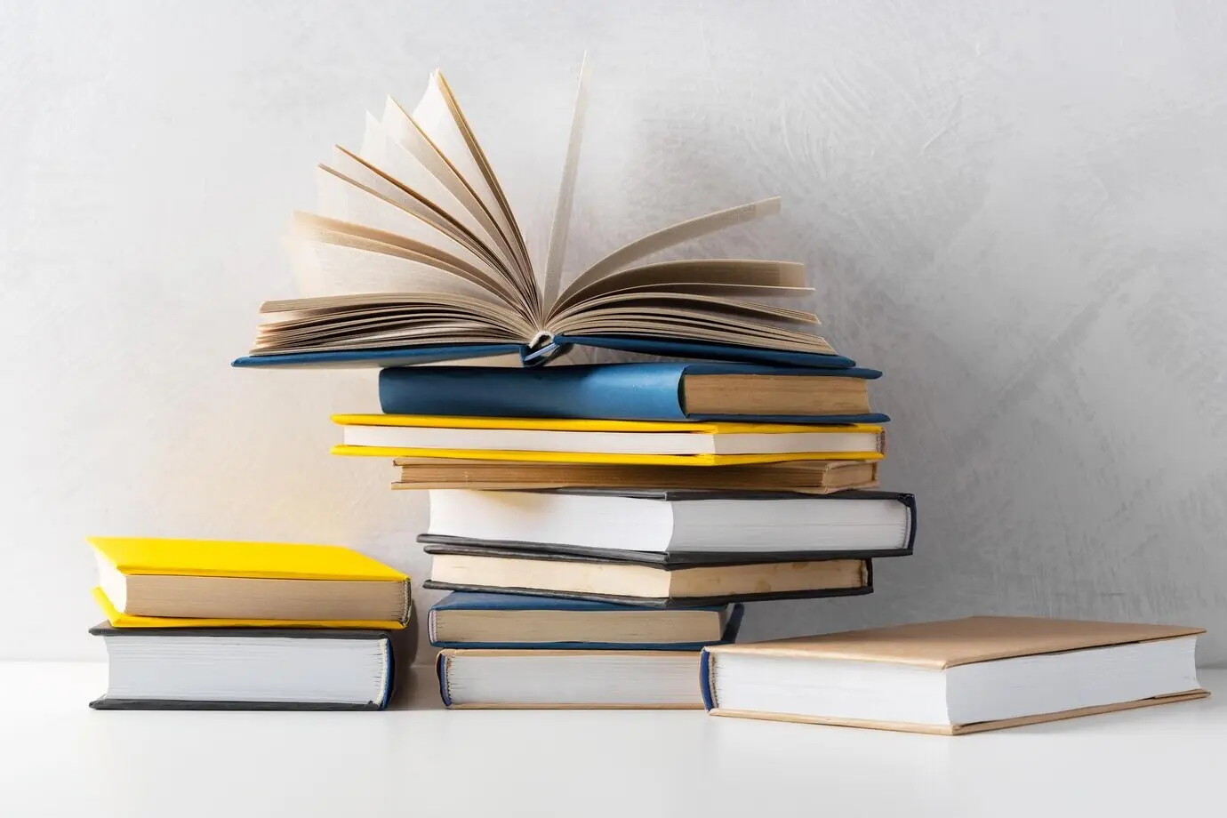 Ein Stapel Taschenbücher auf einem Tisch.